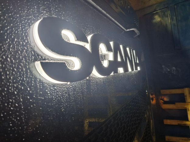 Svítící nápis Scania